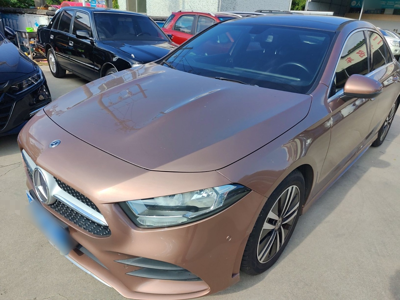 تحت مقدمة السيارة