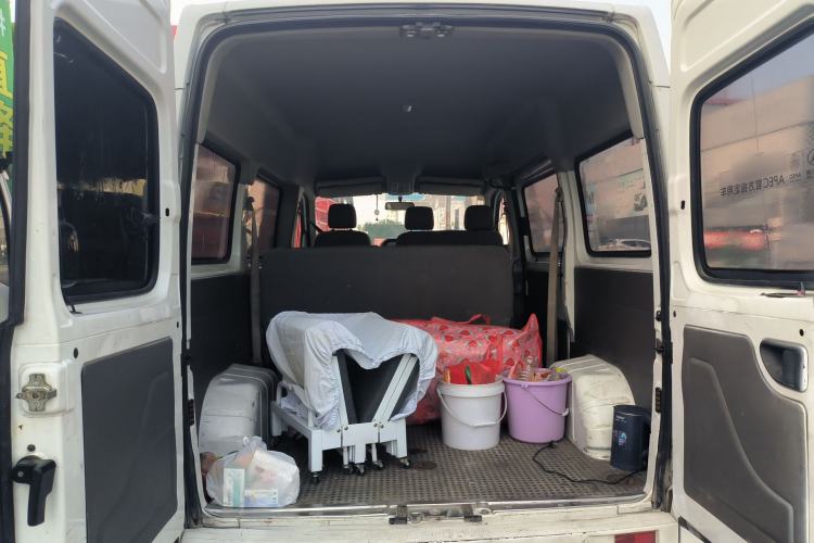 Used SAIC MAXUS Xintu V80 2015 2.5T Manual Aoyuntong Version Short Wheelbase Mid-Roof Trunk