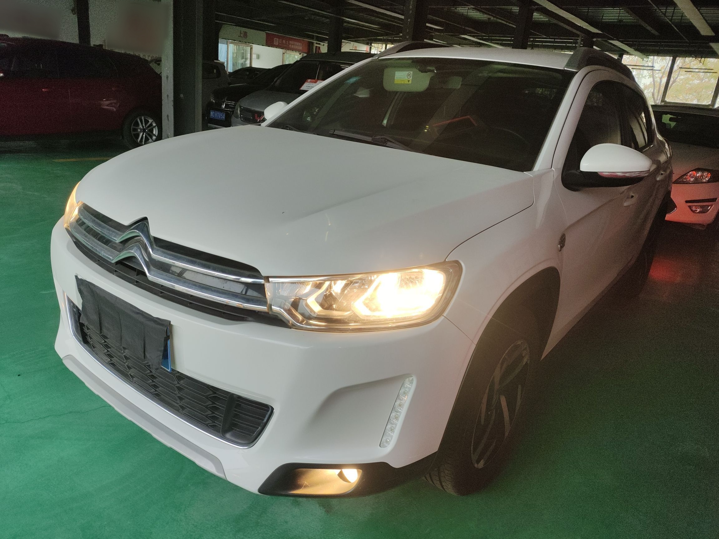 تحت مقدمة السيارة