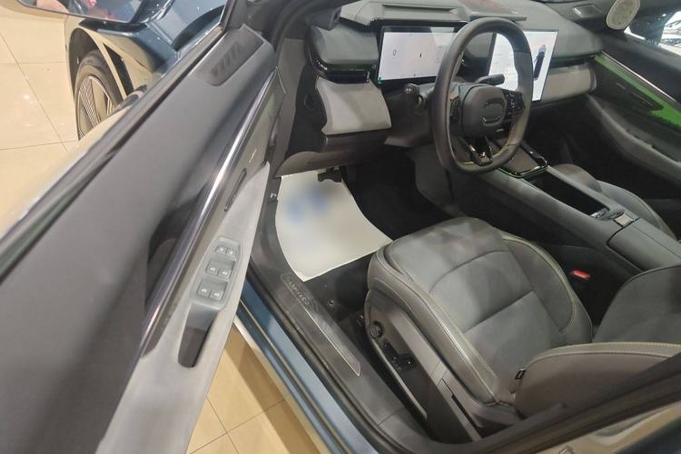 Used Lynk & Co 08 EM-P 2025 220 km All-Wheel-Drive Performance Halo