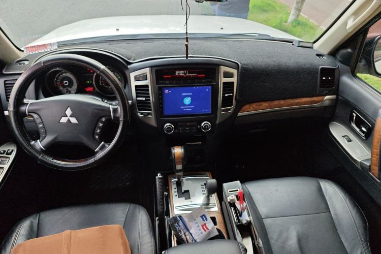 Used Mitsubishi Pajero 2019 3.0L Automatic Prestige Edition Center Console