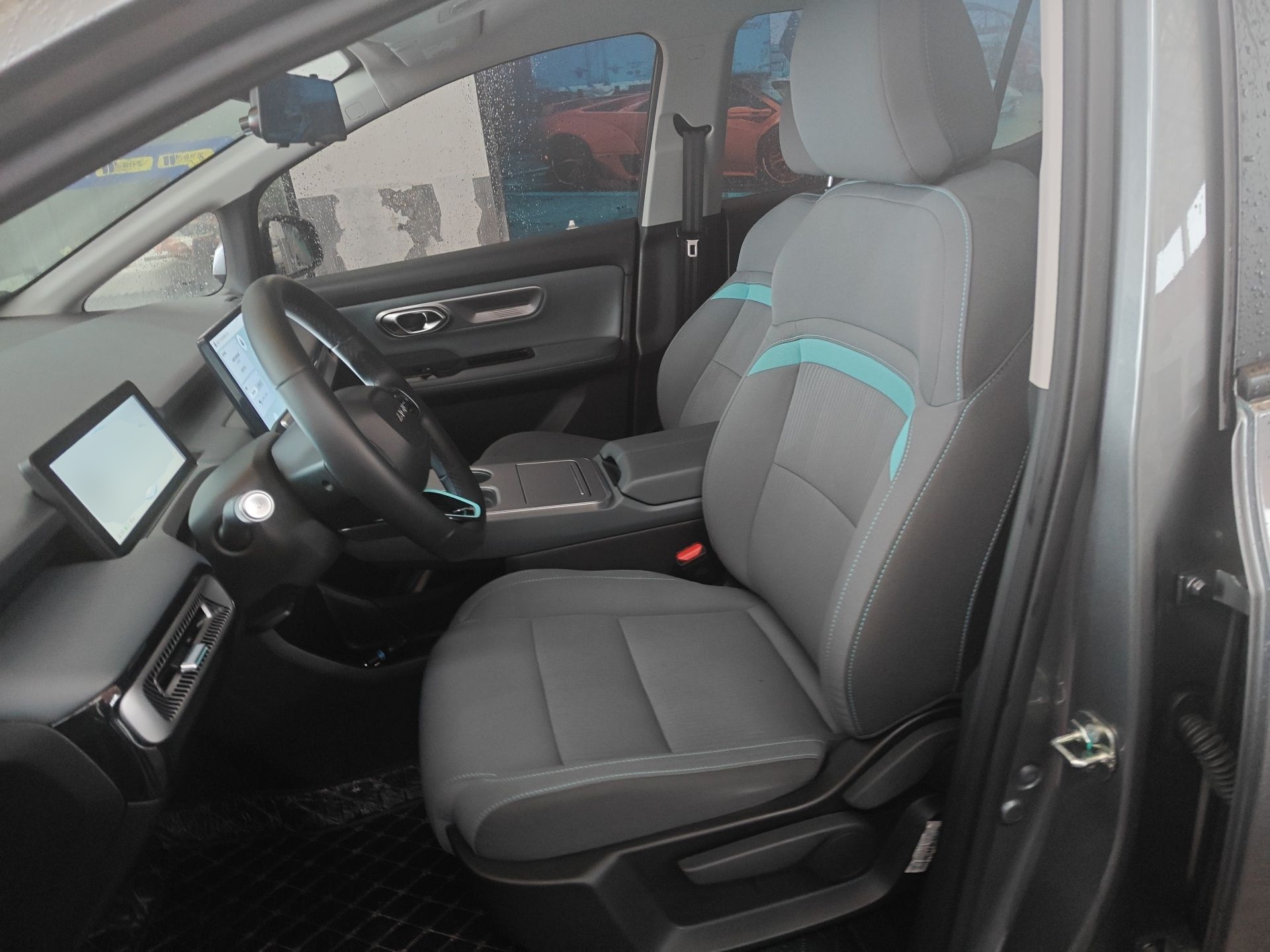 المقاعد الأمامية داخل السيارة