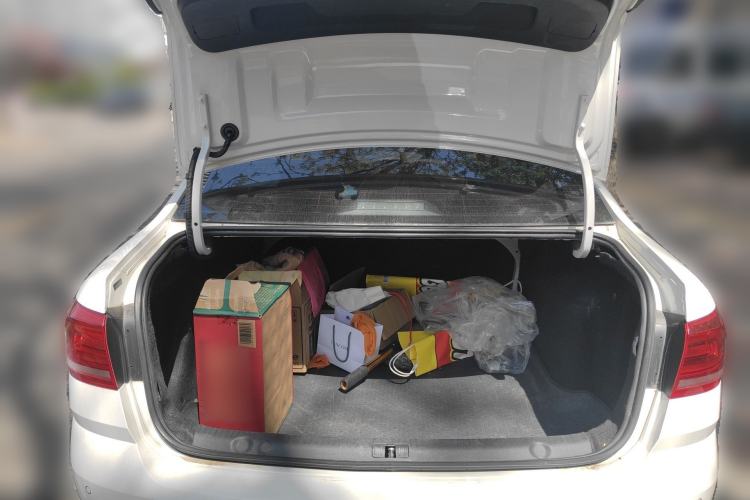 Used Volkswagen Lavida 2015 1.6L Automatic Fashion Edition Trunk