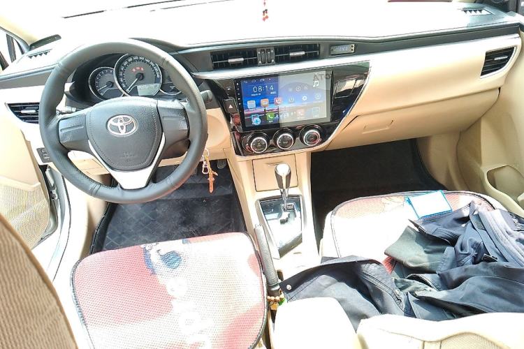 Used Toyota Corolla 2014 1.6L CVT GL Center Console