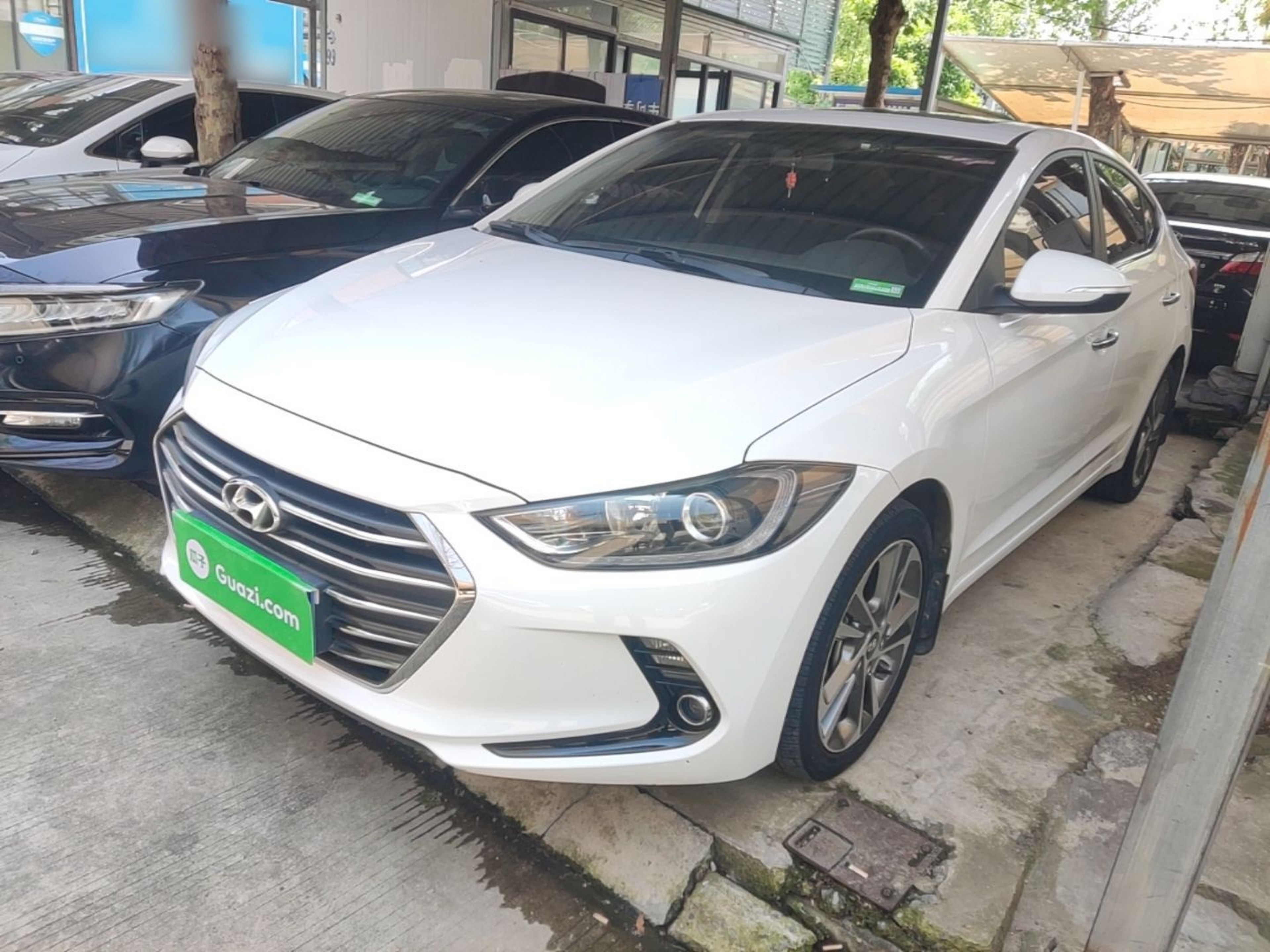 Под передней частью автомобиля