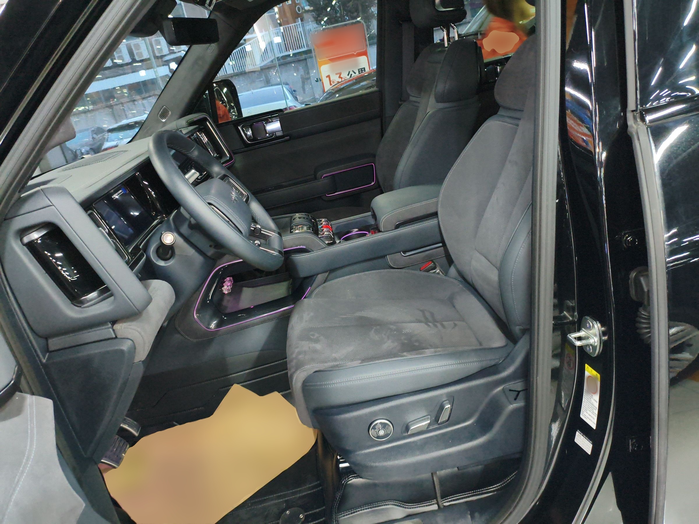 المقاعد الأمامية داخل السيارة