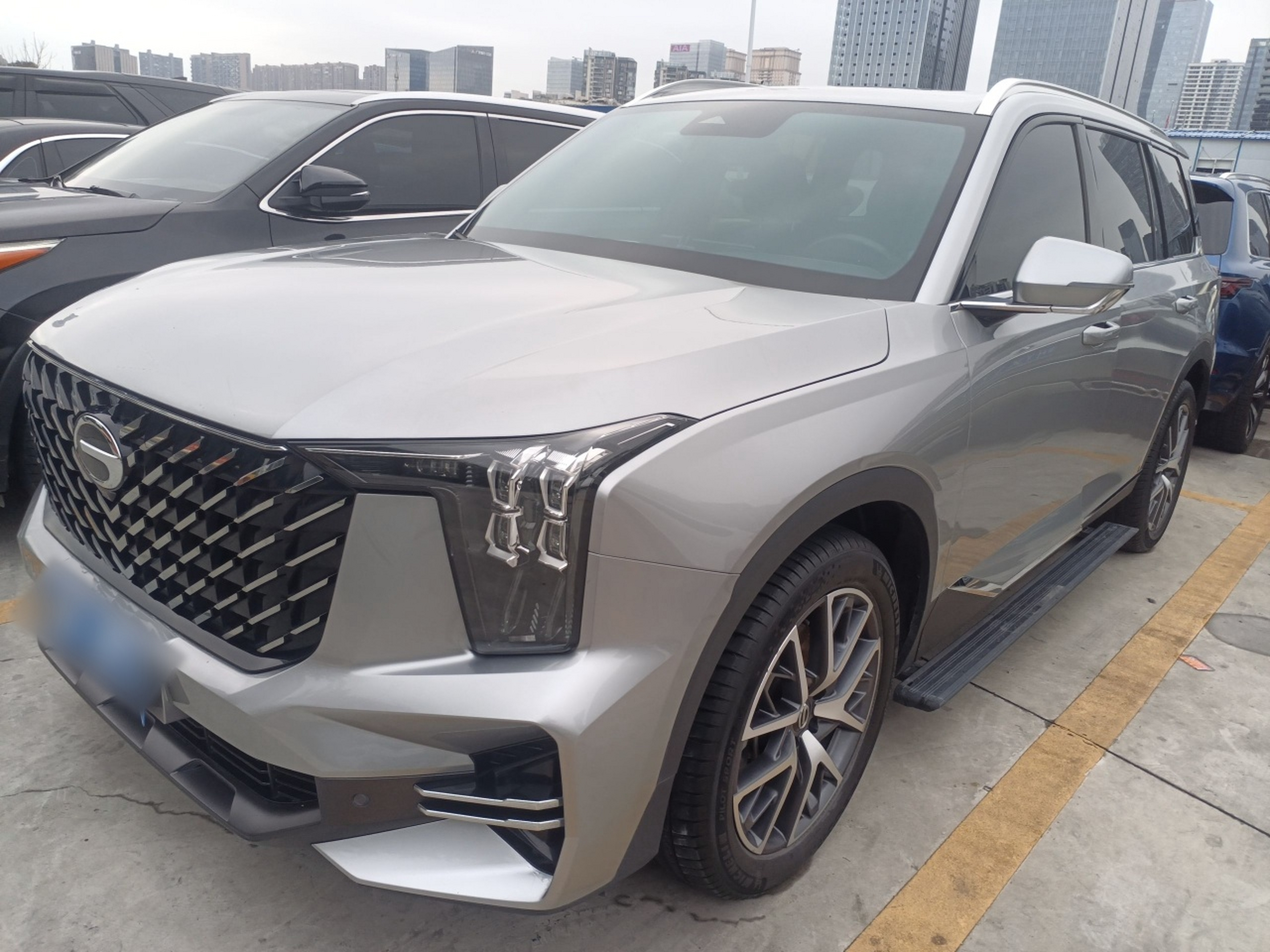 Под передней частью автомобиля