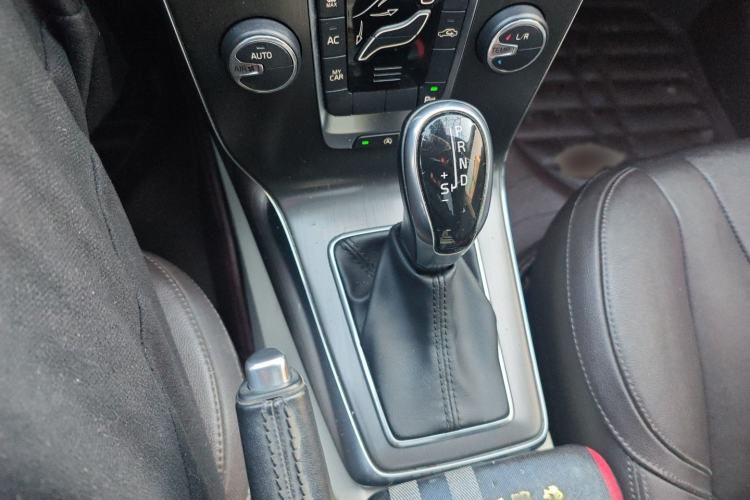 Used Volvo V40 2015 1.6T Zhiyi Edition
