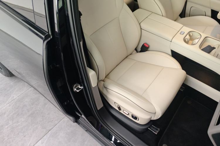 Used Li Auto i6 2025 Model Two-Wheel-Drive Standard Type Right Front Seat