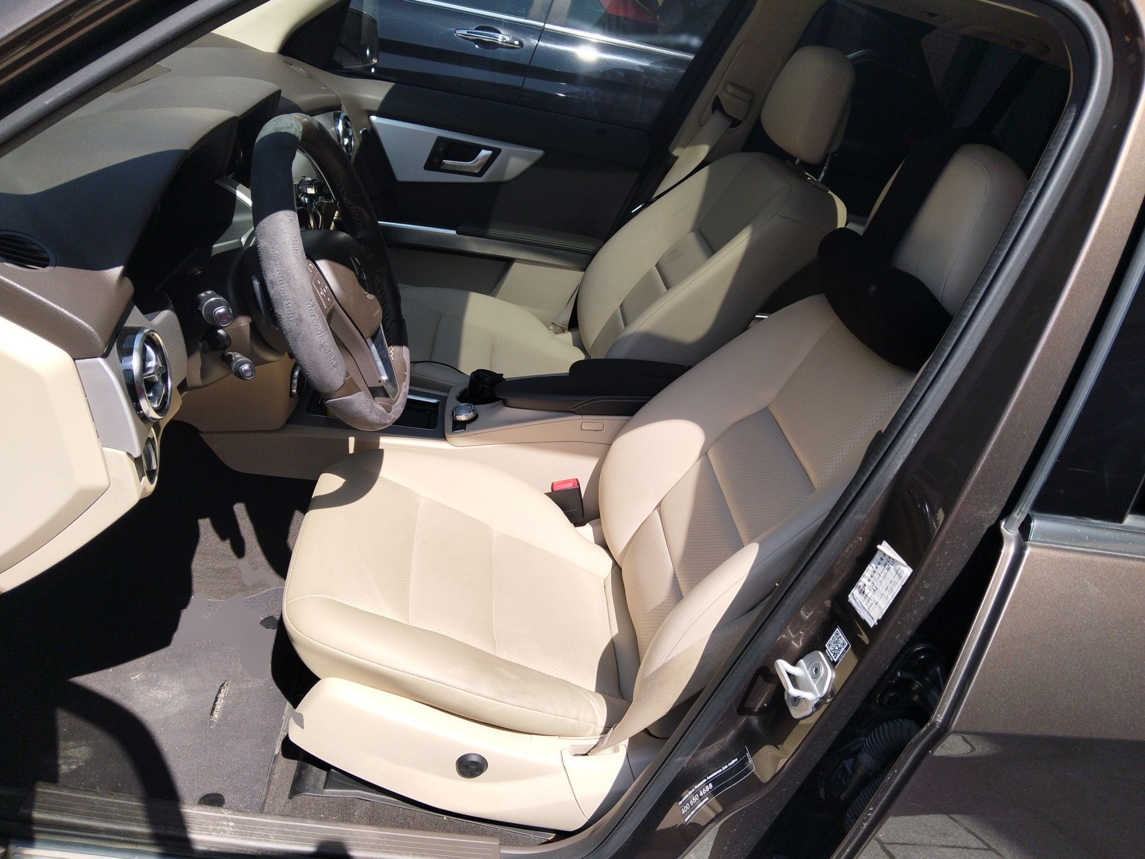 المقاعد الأمامية داخل السيارة