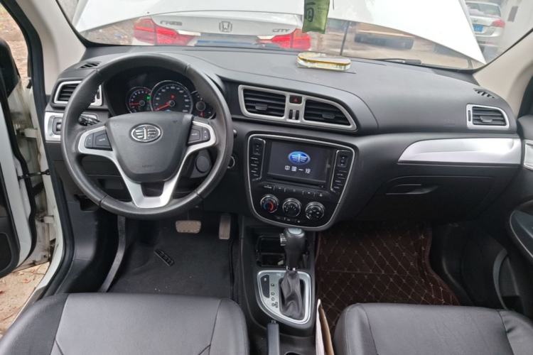 Used FAW Junpai D60 2016 1.8L Automatic Prestige Model Center Console
