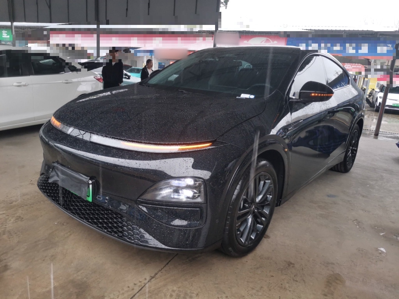 تحت مقدمة السيارة