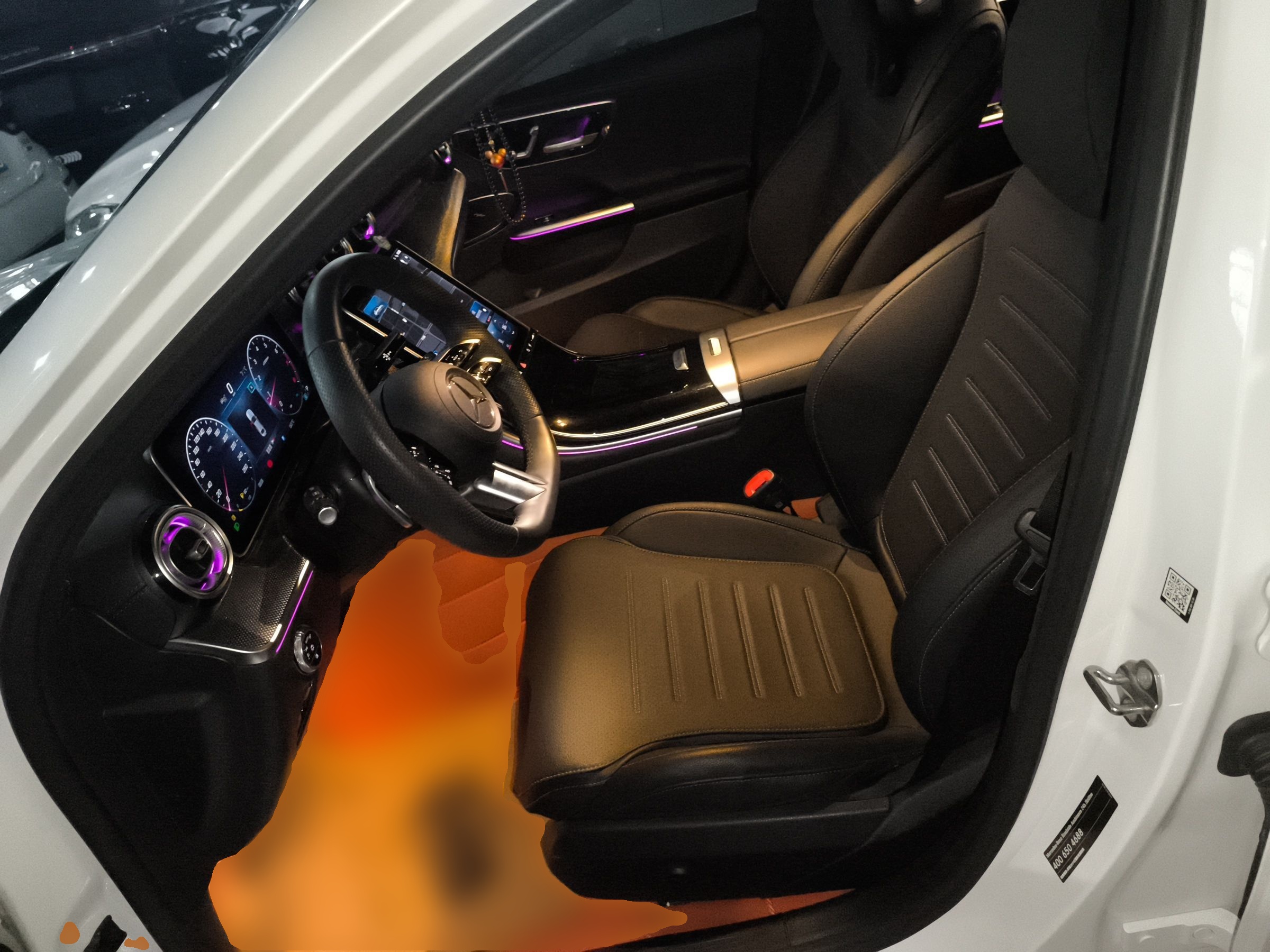 المقاعد الأمامية داخل السيارة