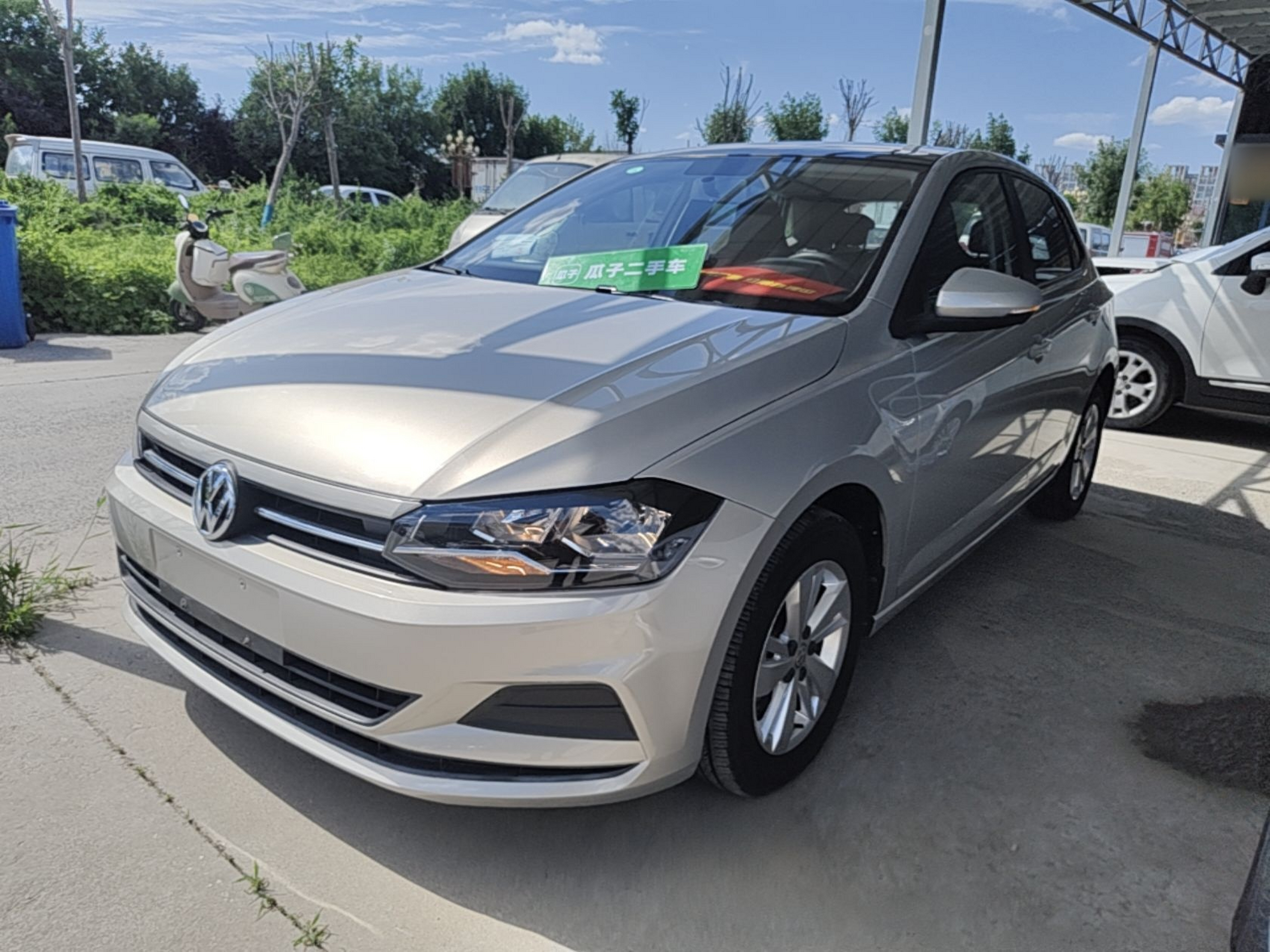 Под передней частью автомобиля