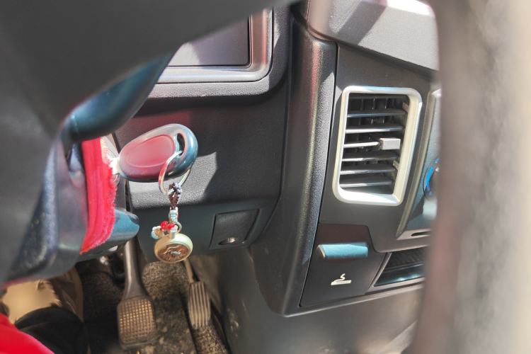 Used Iveco Daily 2021 2.5T A35 M1 Passenger Van 5-9 Seater Short Wheelbase Mid-Roof Design Dual Tires Manual Doors