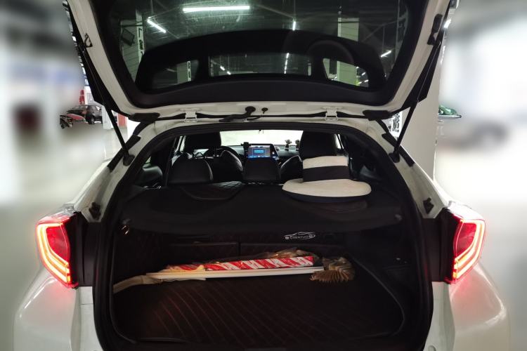 Used Toyota C-HR 2018 2.0L Luxury Edition China V Standard Trunk