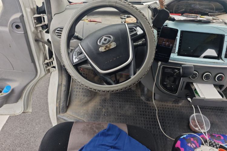 Used SAIC MAXUS Xintu V80 2021 2.0T AMT Classic City Distribution King Long Wheelbase Mid-Roof 3-Seater