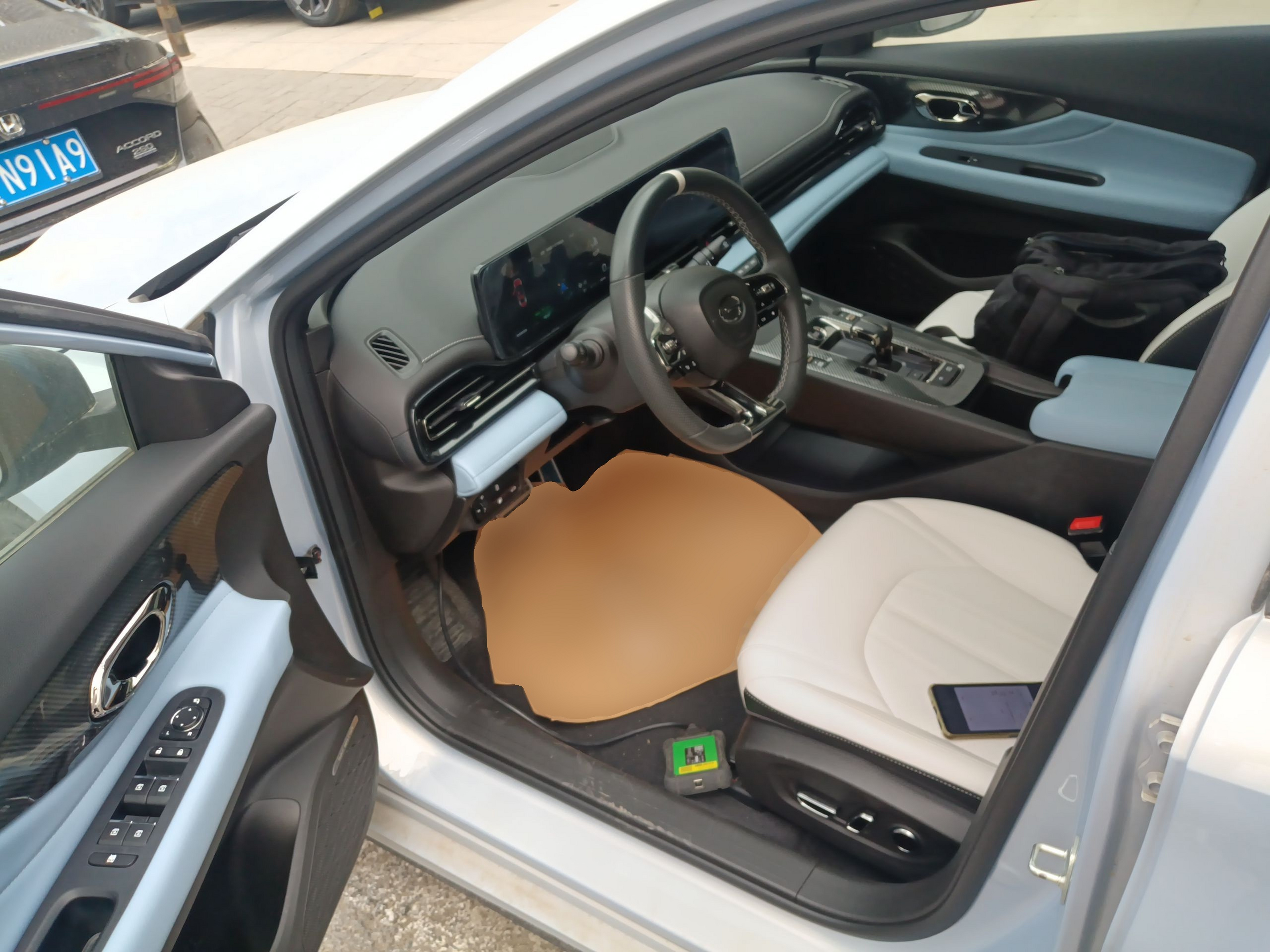 المقاعد الأمامية داخل السيارة