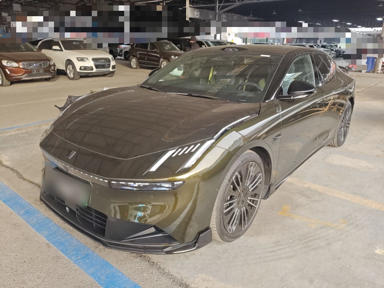 Под передней частью автомобиля