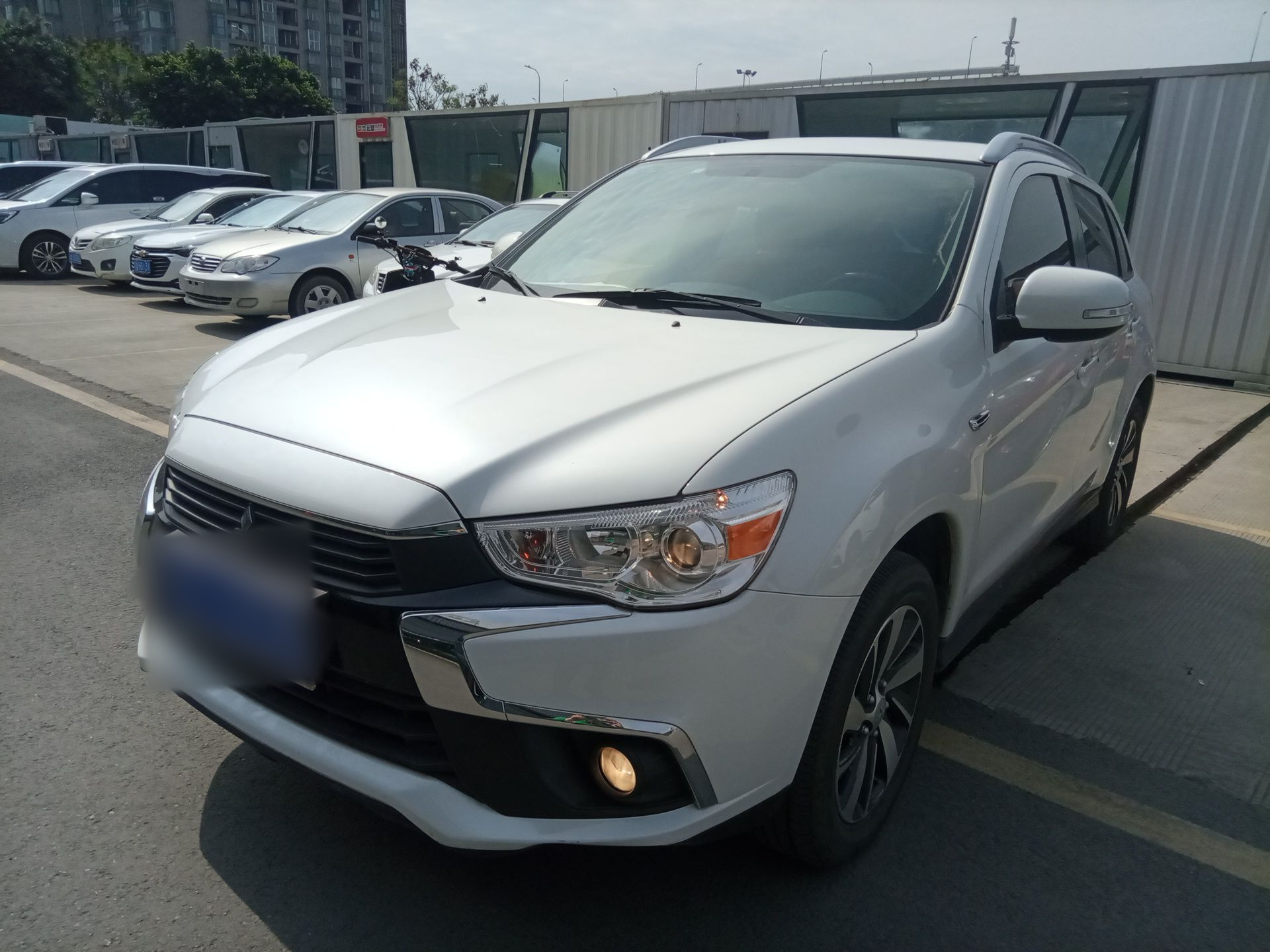 Под передней частью автомобиля