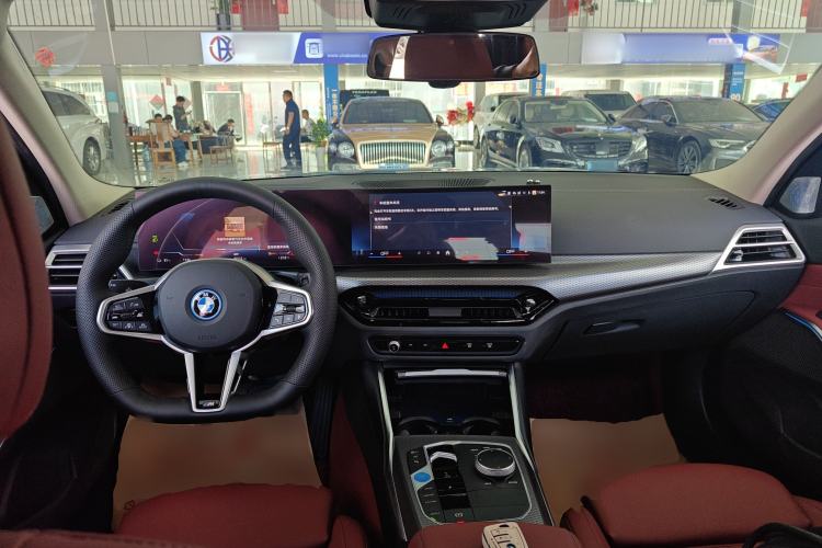Used BMW i3 2025 eDrive 40 L Midnight Edition Center Console