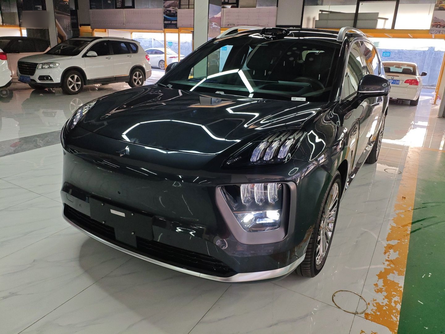 Под передней частью автомобиля