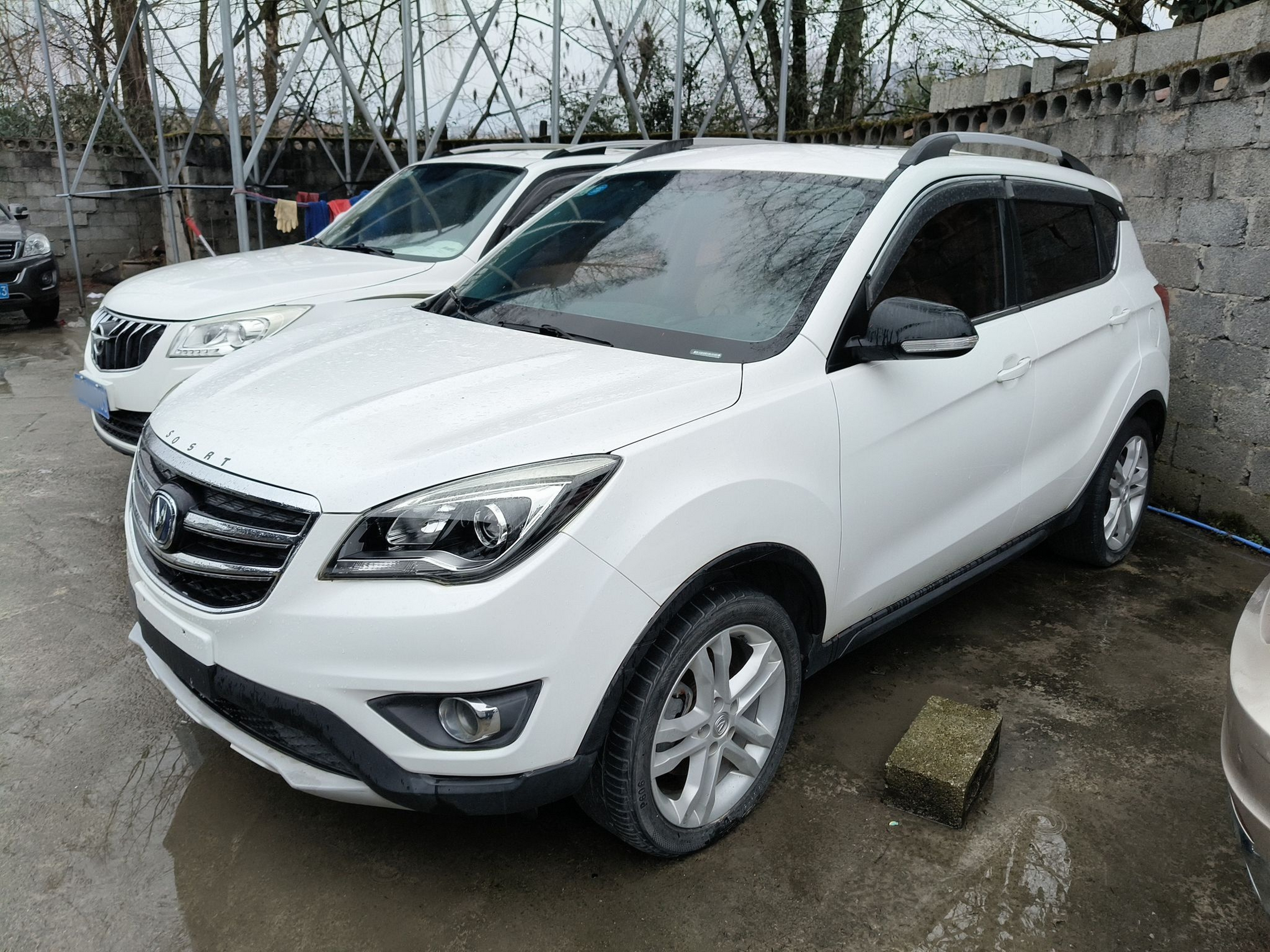 Под передней частью автомобиля