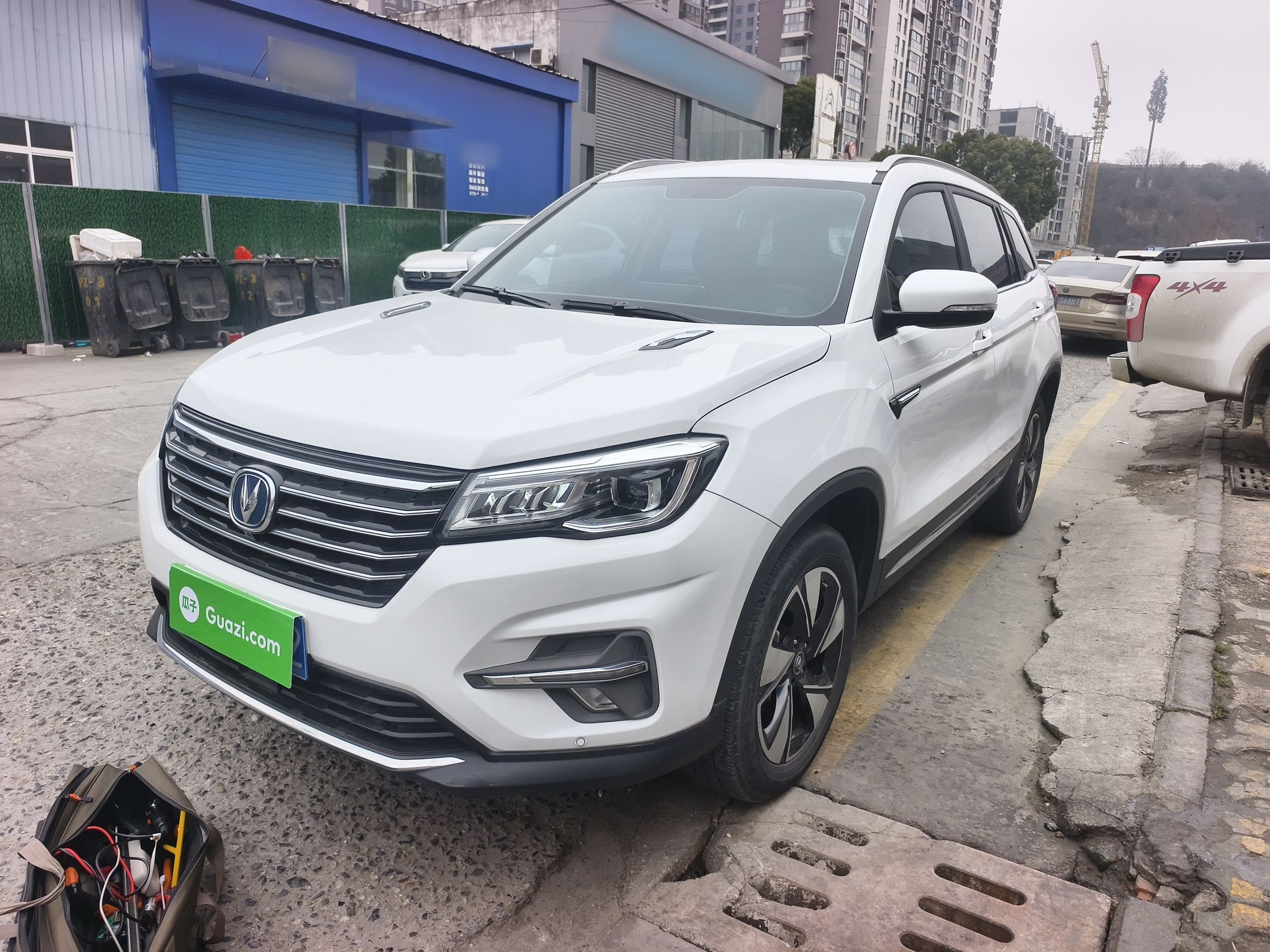 Под передней частью автомобиля