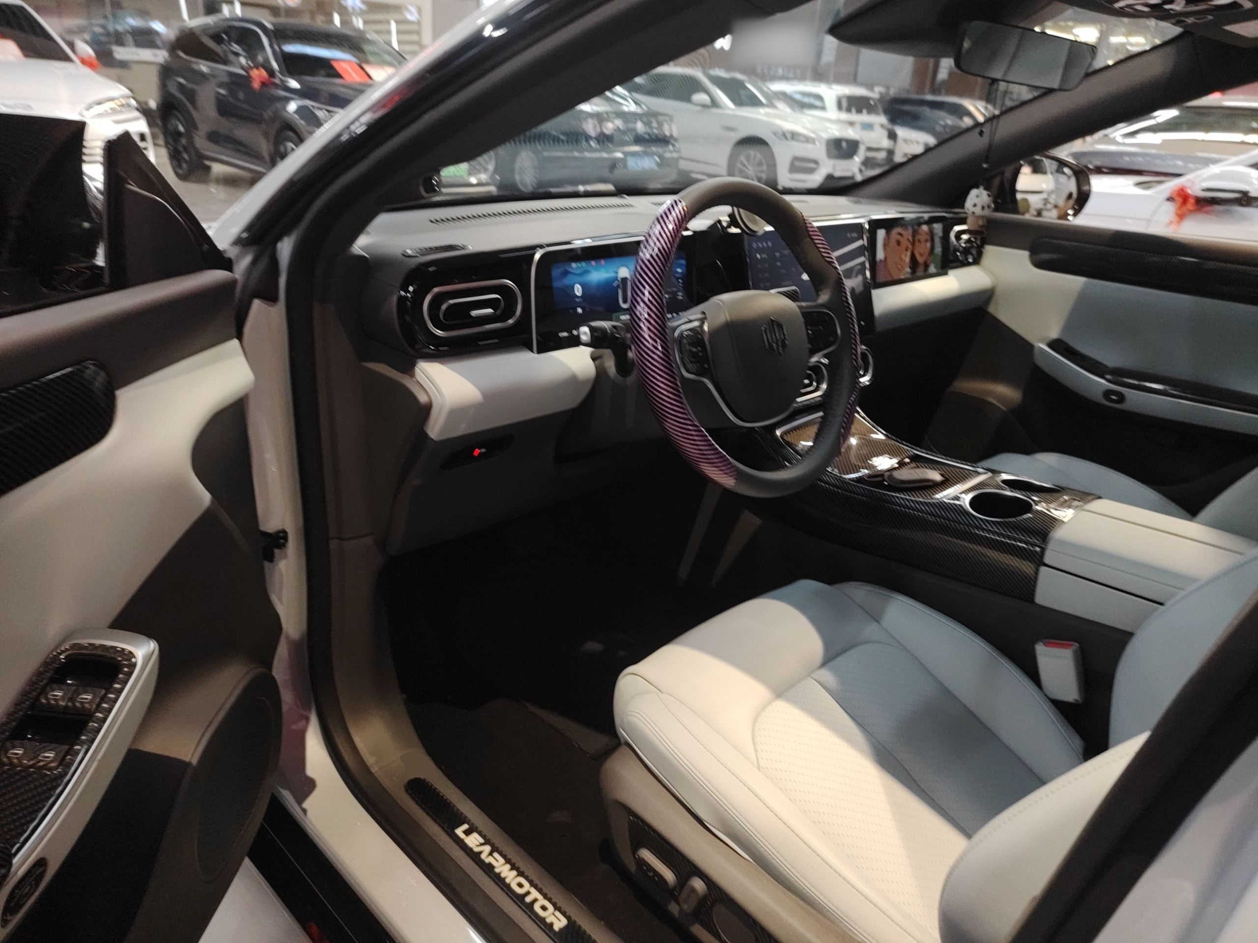 Переднее сиденье в автомобиле