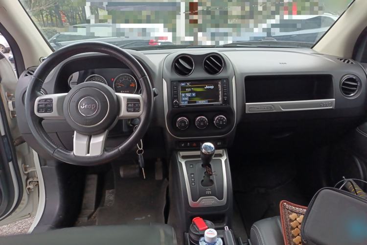 Used Jeep Compass 2014 2.0L two-wheel drive luxury version Center Console