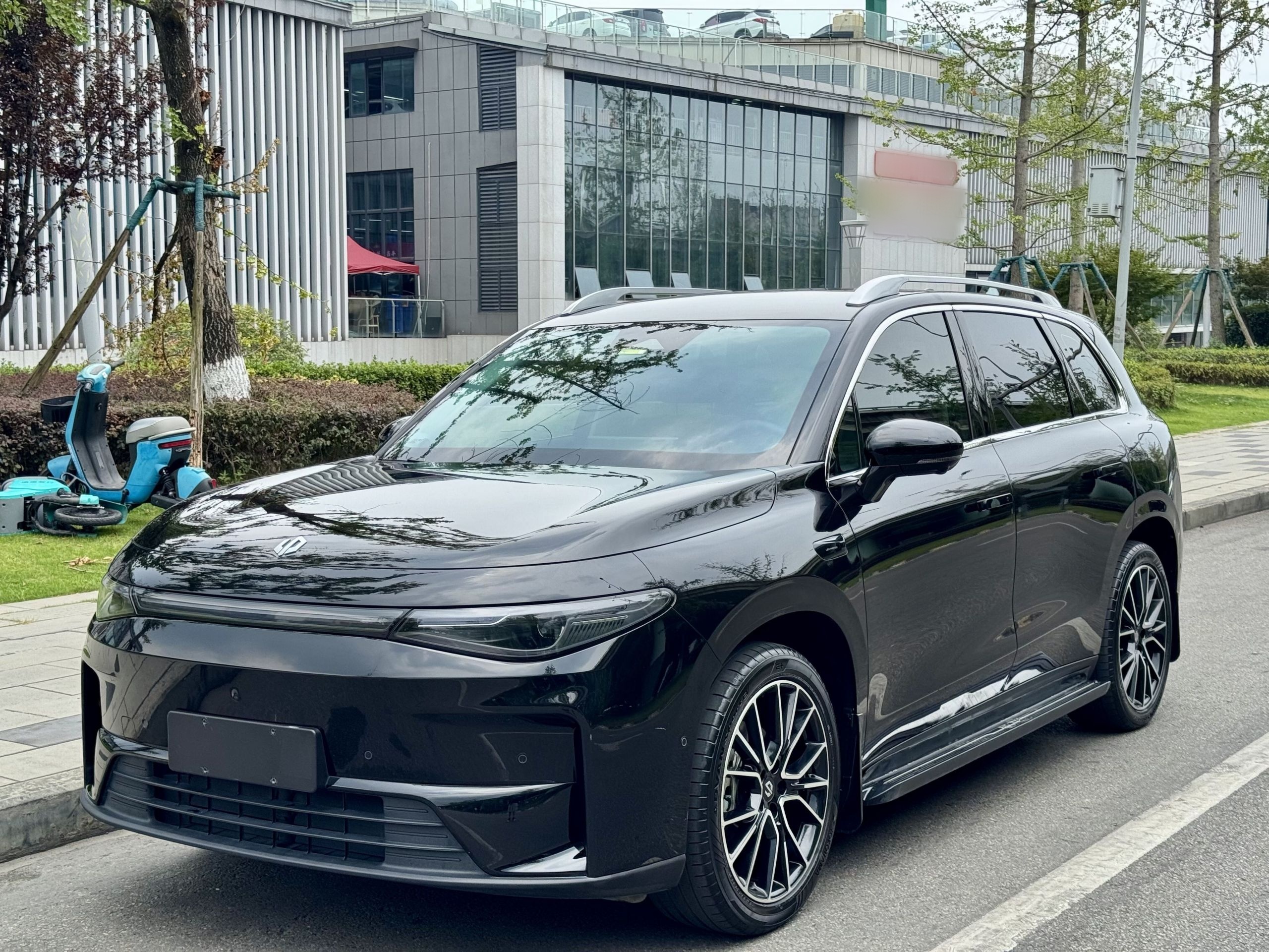 Unter der Vorderseite des Autos