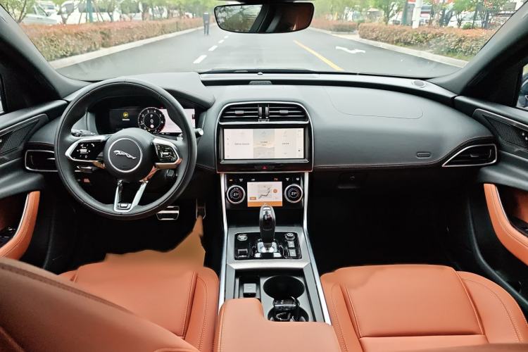 Used Jaguar XEL 2023 2.0T 250 PS R-DYNAMIC S Advanced Sport Edition Center Console