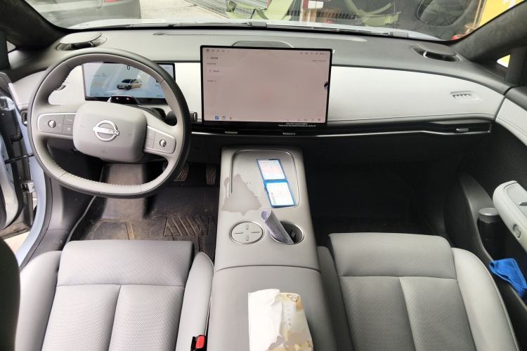 Used Nissan N7 2025 625 Max Center Console