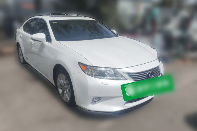 Used Lexus ES 2014 300h Elite Edition Front Right 45 Deg