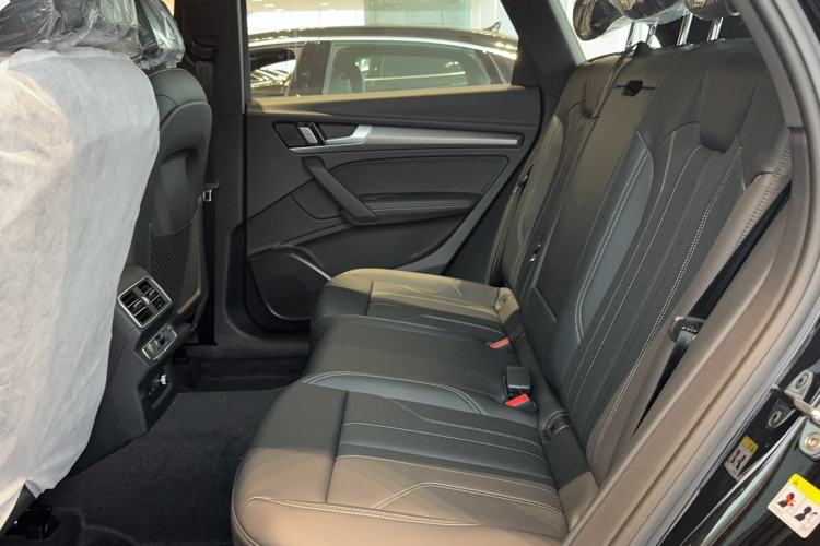 Used Audi Q5L 2025 Facelift 45th Anniversary Collector's Edition 40 TFSI Luxury Dynamic Version Interior 1