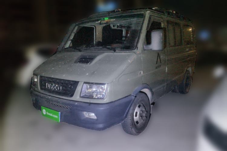 Used Iveco Daily 2020 2.5T A35 Passenger Van with Dual Tires Low Roof 5-9 Seats China V Emission Standard