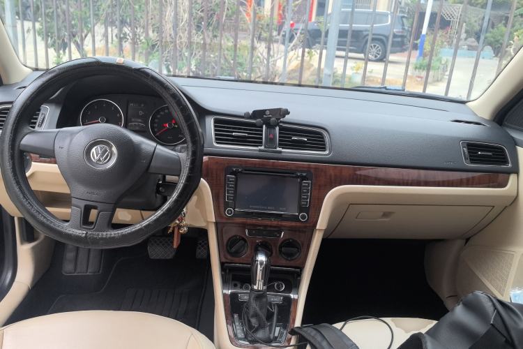 Used Volkswagen Lavida 2013 Restyled Classic 1.6L Automatic Comfort Edition Center Console