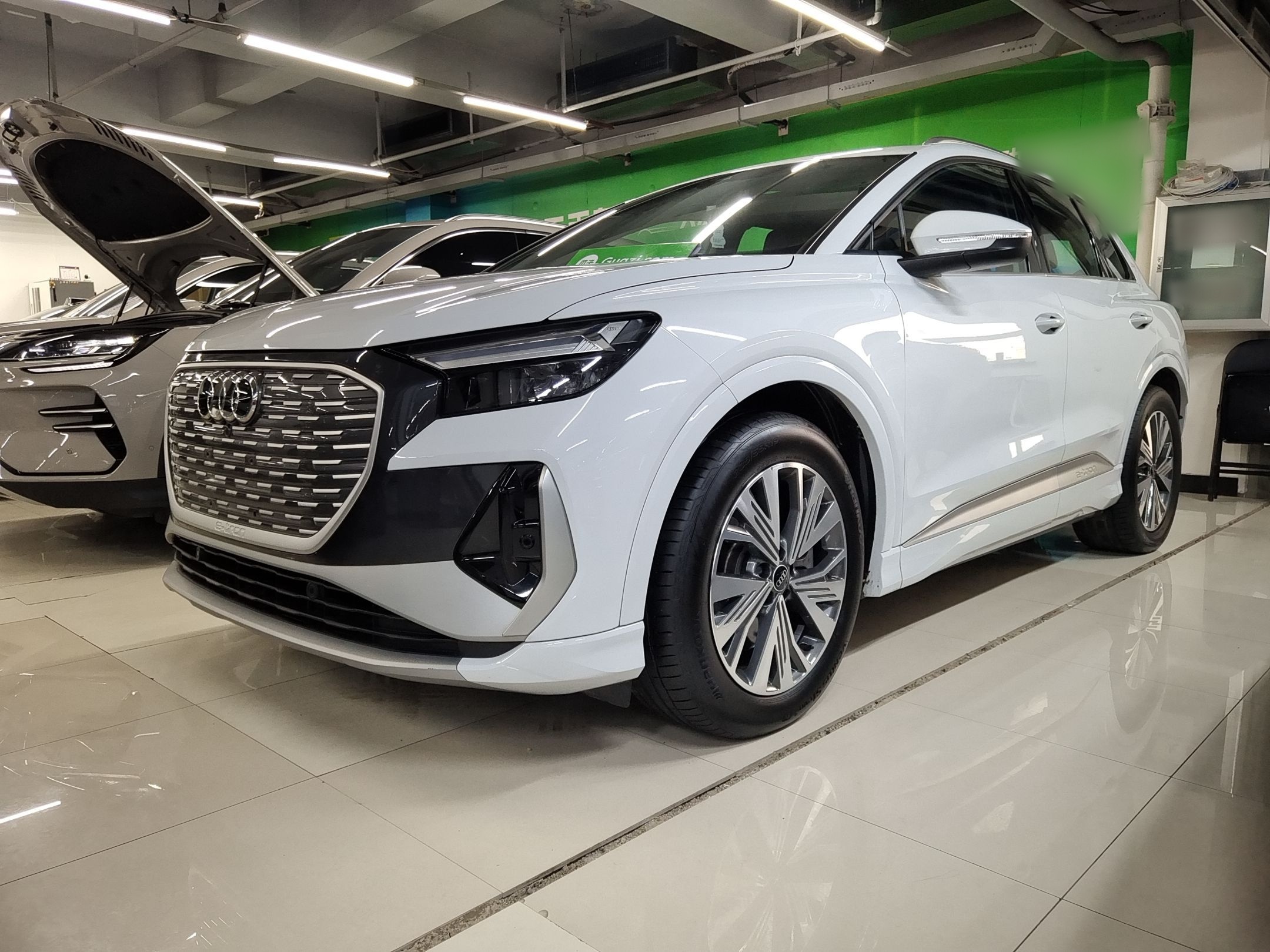 تحت مقدمة السيارة