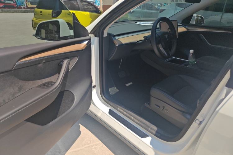 Used Tesla Model Y 2022 Long-Range All-Wheel-Drive Version Driver Seat