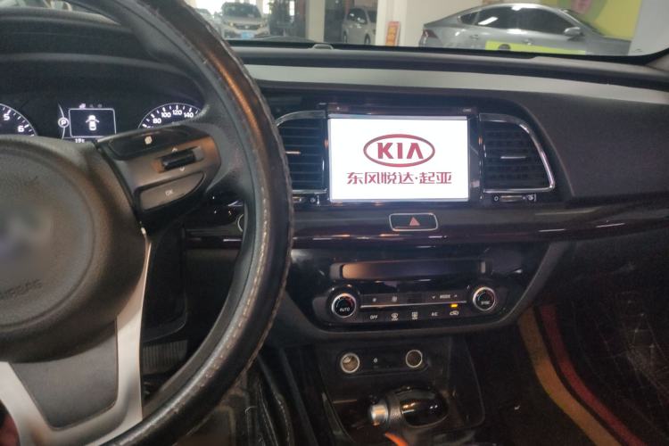 Used Kia K4 2014 1.8L Automatic GLS Center Console