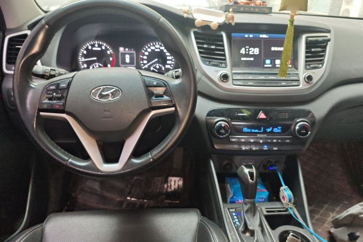 Used Hyundai Tucson 2015 1.6T Dual-Clutch Two-Wheel-Drive Smart Model Center Console