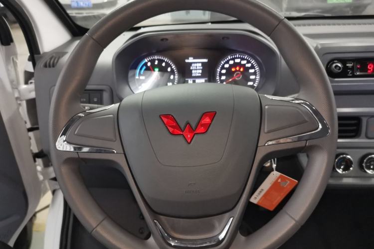 Used Wuling Yangguang 2024 300KM Comfort Version Passenger Van 75kW