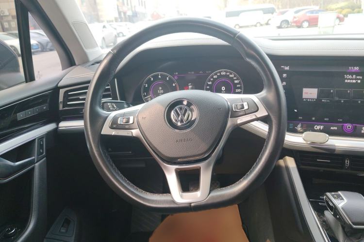 Used Volkswagen Touareg 2020 3.0 TSI Luxury Edition China VI Steering Wheel