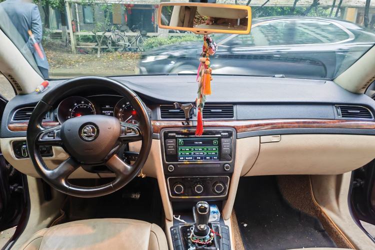 Used Skoda Superb 2013 1.8TSI Automatic MingShi Edition Center Console