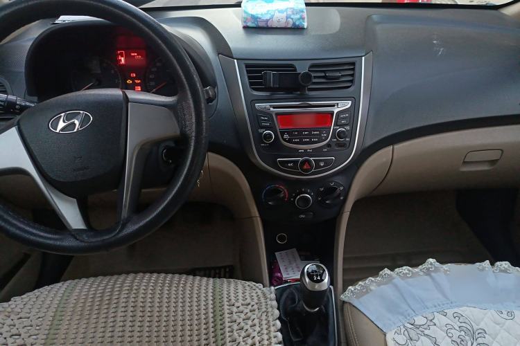 Used Hyundai Verna (older generation) 2014 1.4L Manual Smart GLS Trim Center Console