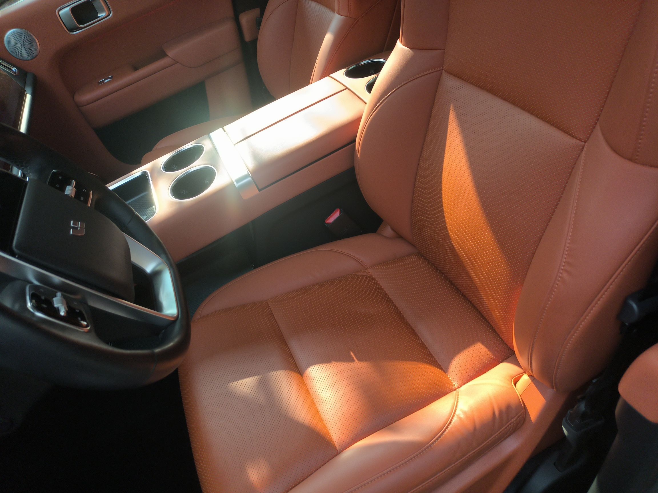 المقاعد الأمامية داخل السيارة