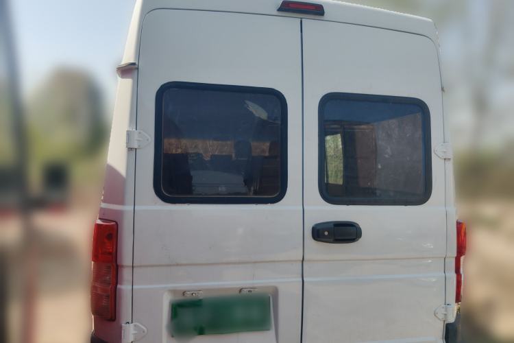 Used Iveco Daily 2020 2.5T A35 Passenger Van Single-Tire Mid-Roof Design 5-9 Seater with Sliding Side Door Meeting China VI Emission Standards
