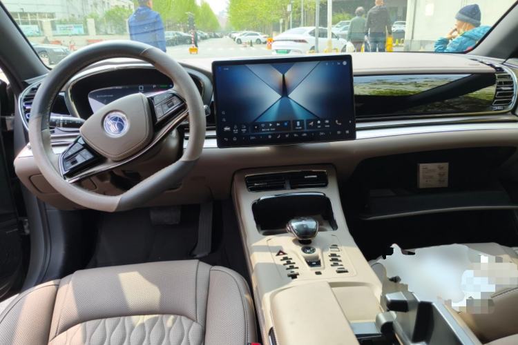 Used BYD Han 2025 EV Intelligent Driving Edition 605KM Prestige Model Center Console