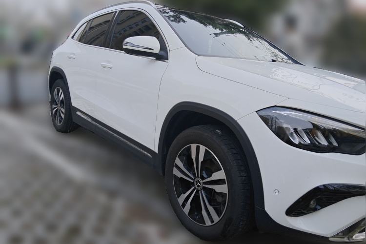 Used Mercedes-Benz GLA 2024 GLA 200 Front Right 45 Deg