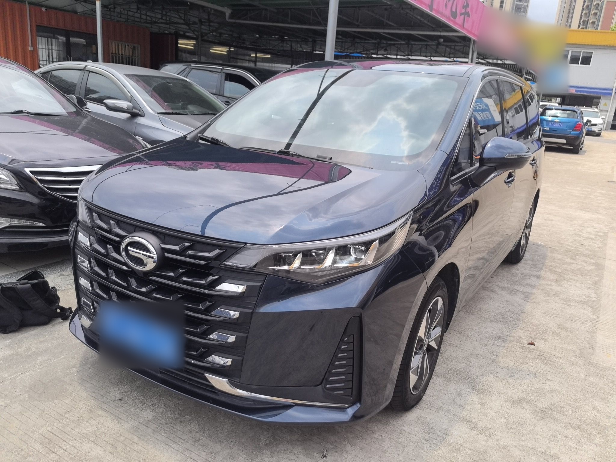 Под передней частью автомобиля